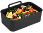 Coș negru dreptunghiular pentru friteuză cu aer, umplut cu legume colorate tăiate și ciuperci.