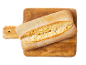 Pâine ciabatta pe un tocător de lemn.