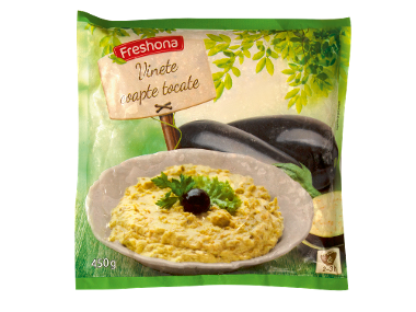 Ambalaj de vinete congelate cu pastă de vinete și vinete proaspete.