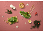 Salată de spanac de Crăciun, decorațiuni festive și lumânări.