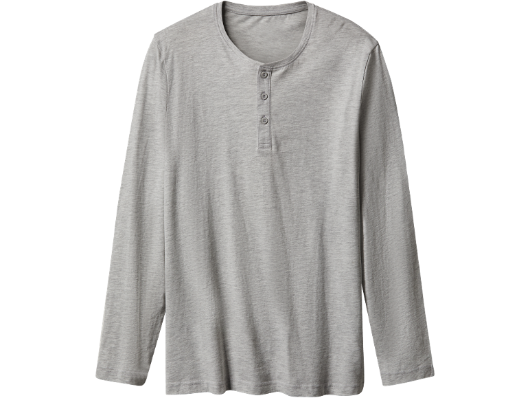 Tricou gri deschis cu mânecă lungă și nasturi la gât.