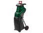 Tocător electric verde cu mâner roșu și sac de colectare negru.