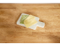 Foi de lasagna, simple și verzi, pe un tocător de marmură.