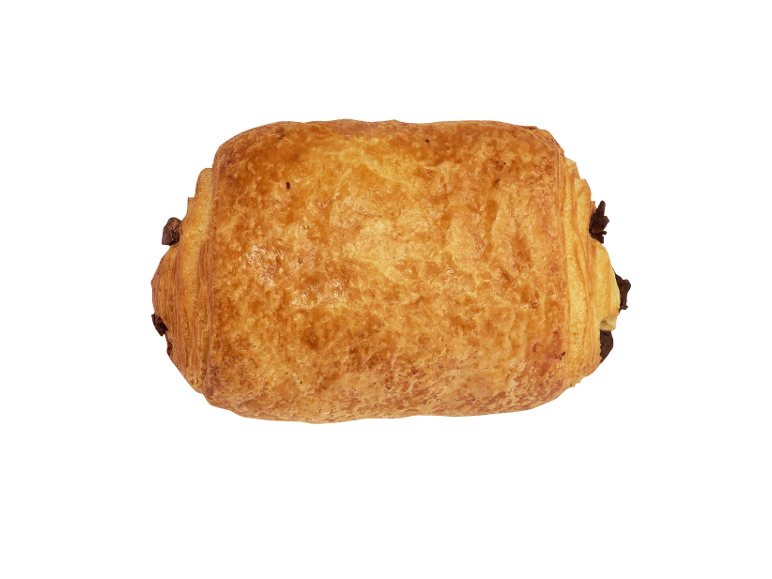 Croissant cu ciocolată auriu-maroniu pe un fundal alb.
