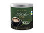 Cutie cu bucățele de ciocolată neagră 60% cacao, cu o cană de ciocolată caldă.