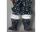 Pantaloni de ploaie pentru copii cu model de picături de ploaie și detalii reflectorizante.