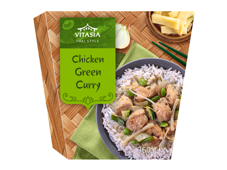 Curry verde de pui cu orez, pe un fundal de bambus cu elemente în stil thailandez.