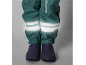 Pantaloni de ploaie verzi cu dungi reflectorizante și cizme de cauciuc albastre.