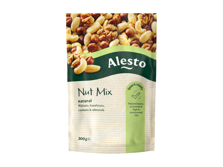 Pungă de amestec de nuci cu caju, alune de pădure, nuci și migdale, cu text care indică că este o sursă naturală de proteine.
