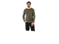 Bărbat în tricou verde cu mânecă lungă și pantaloni scurți de lucru negri.