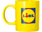 Cană galbenă cu logo de supermarket.