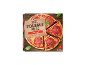 Pizza coaptă pe piatră cu salam, cu o bază crocantă și crustă crocantă.