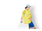 Bărbat în tricou galben cu imprimeu de înghețată și pantaloni scurți albaștri, așezat pe o cutie albă.