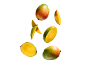 Mango proaspăt întreg și feliat cu picături de apă.
