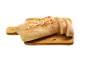 Pâine proaspăt coaptă pe un tocător de lemn, parțial feliată.