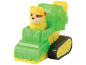 Figurină de câine de jucărie cu cască galbenă într-un vehicul de construcții verde și galben.