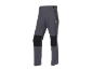 Pantaloni de drumeție gri pentru bărbați cu întărituri negre la genunchi.