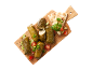 Frunze de viță de vie umplute (dolmades) cu salată proaspătă și lipie pe un tocător de lemn.