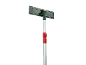Racletă de geamuri cu mâner telescopic, verde închis și roșu.