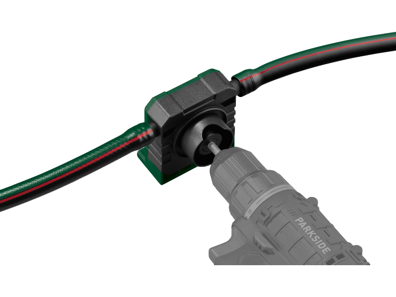 Furtun de grădină cu conector și bormașină electrică.