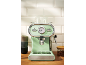Espressor verde deschis cu detalii cromate și indicator de temperatură pe un blat de lemn.