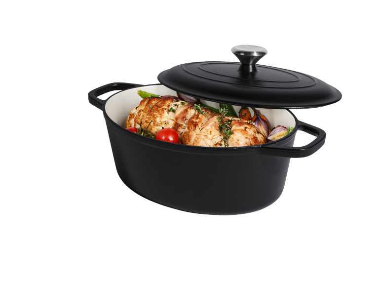 Oală neagră din fontă cu carne și legume.