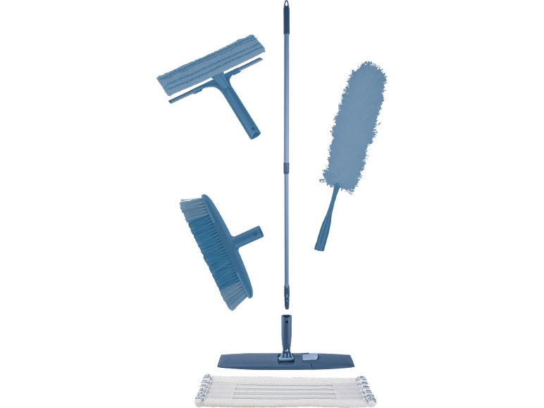 Set de curățenie cu mop, mătură, racletă de geamuri și pămătuf de praf.