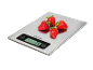 Cântar digital de bucătărie cu căpșuni, afișând '74 g'.