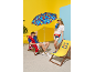 Bărbat și femeie pe o plajă cu umbrelă, șezlonguri și îmbrăcăminte de vară cu modele geometrice.