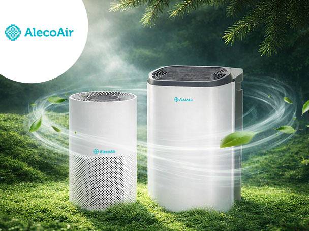 Două purificatoare de aer albe, unul cilindric și unul dreptunghiular, înconjurate de frunze și aer curat.