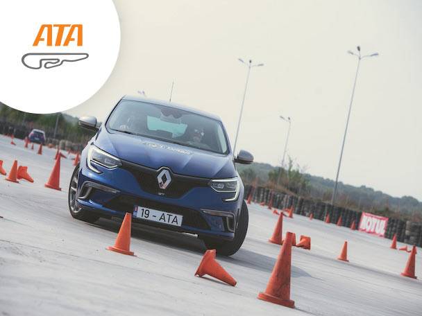 Un Renault Megane albastru navighează un curs de conducere ATA.