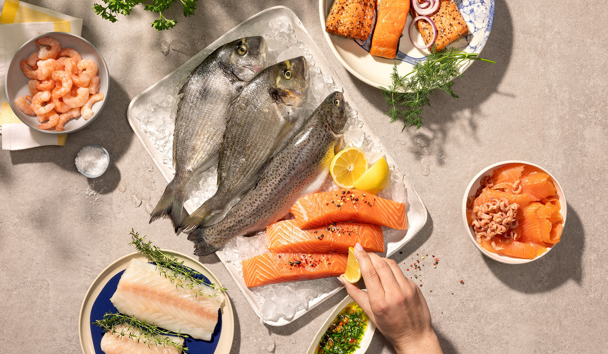 Fructe de mare proaspete asortate, inclusiv pește, somon și creveți, gata de gătit.