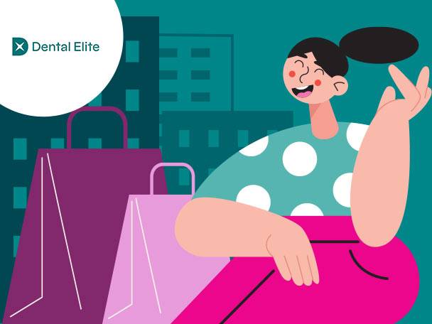 O femeie fericită poartă o rochie cu buline și ține pungi de cumpărături Dental Elite.