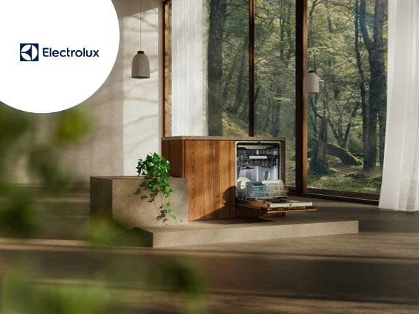 O mașină de spălat vase Electrolux într-o bucătărie modernă, cu vedere la o pădure.