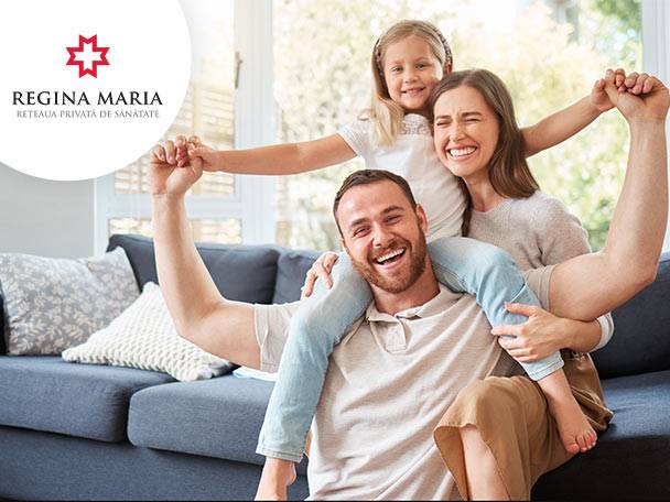O familie fericită se bucură de timp împreună, cu logo-ul Regina Maria vizibil.