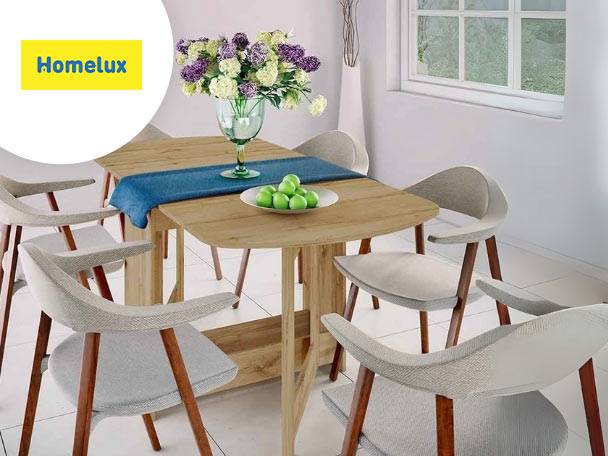 Set de masă și scaune din lemn Homelux, cu vază de flori și bol de fructe.