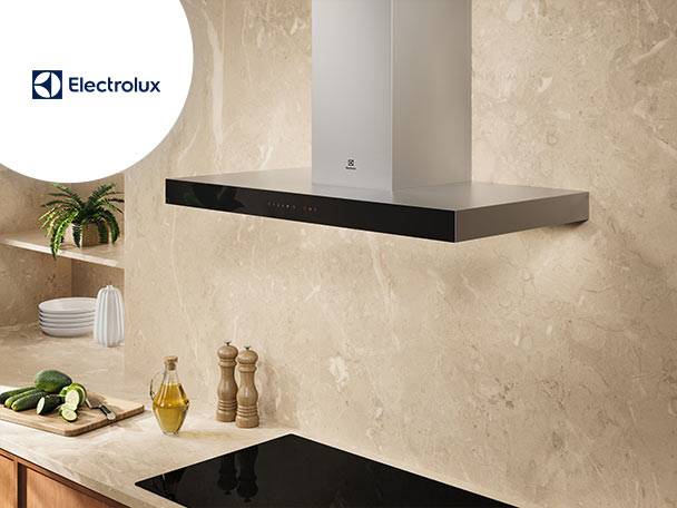 Hota Electrolux integrată, elegantă, deasupra unei bucătării moderne.