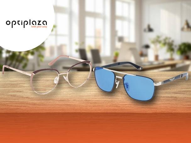 Ochelari de vedere și ochelari de soare albaștri pe o masă de lemn, cu logo-ul Optiplaza.