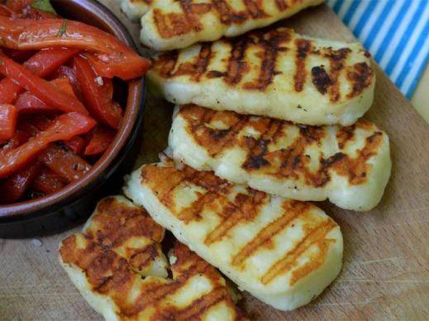 Halloumi cu ardei copți marinați