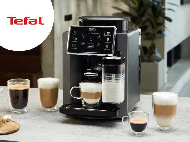 Aparat de cafea automat Tefal Krups cu spumă de lapte și căni de cafea.