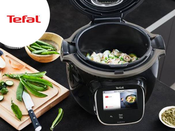 Aparat de gătit multifuncțional Tefal Cook4Me cu ecran tactil, legume proaspete și ingrediente.