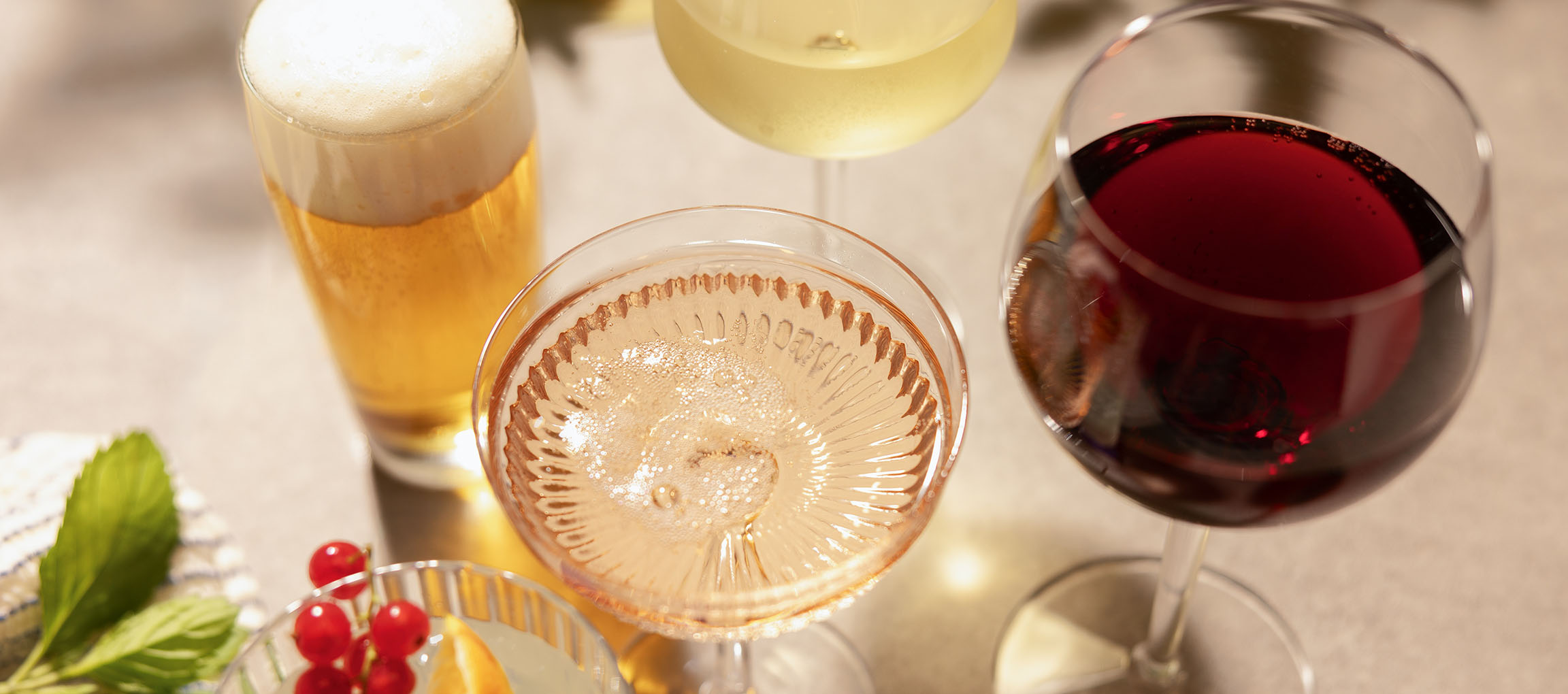 Bere, vin rosé și vin roșu în pahare, cu fructe de pădure și mentă.