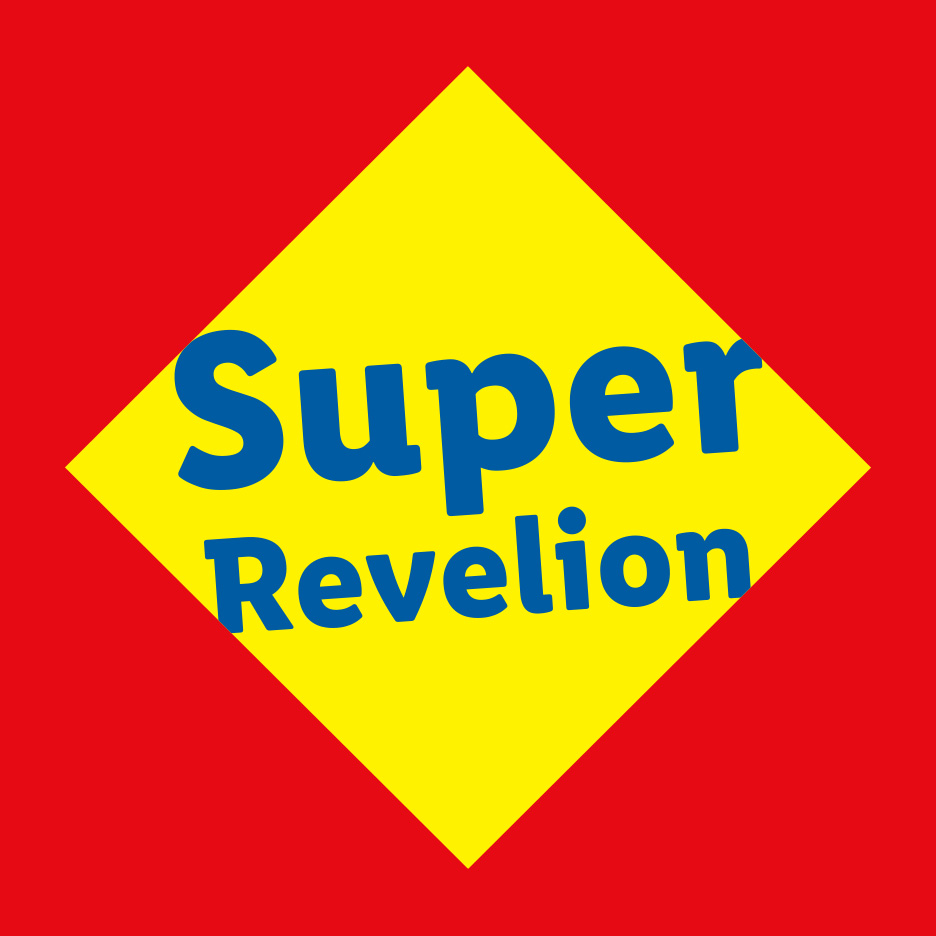 Un romb galben pe fundal roșu cu textul albastru „Super Revelion”.