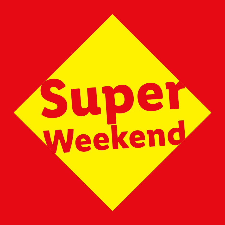 Textul roșu „Super Weekend” pe un romb galben, pe un fundal roșu.