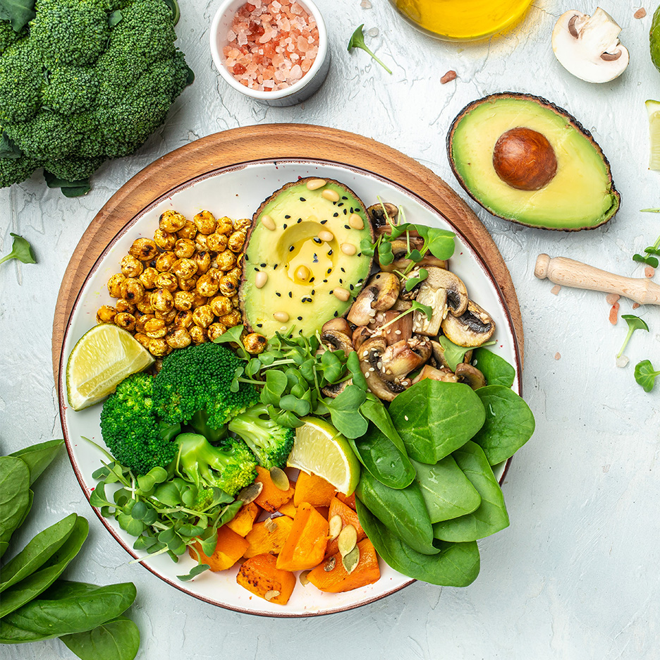 Bol Buddha cu avocado, năut crocant, broccoli, ciuperci, spanac și dovleac.