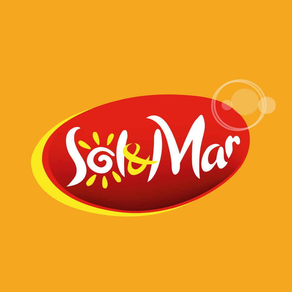 Logo cu textul 'Sol & Mar' în alb și galben pe un fundal oval roșu, pe un fundal portocaliu.