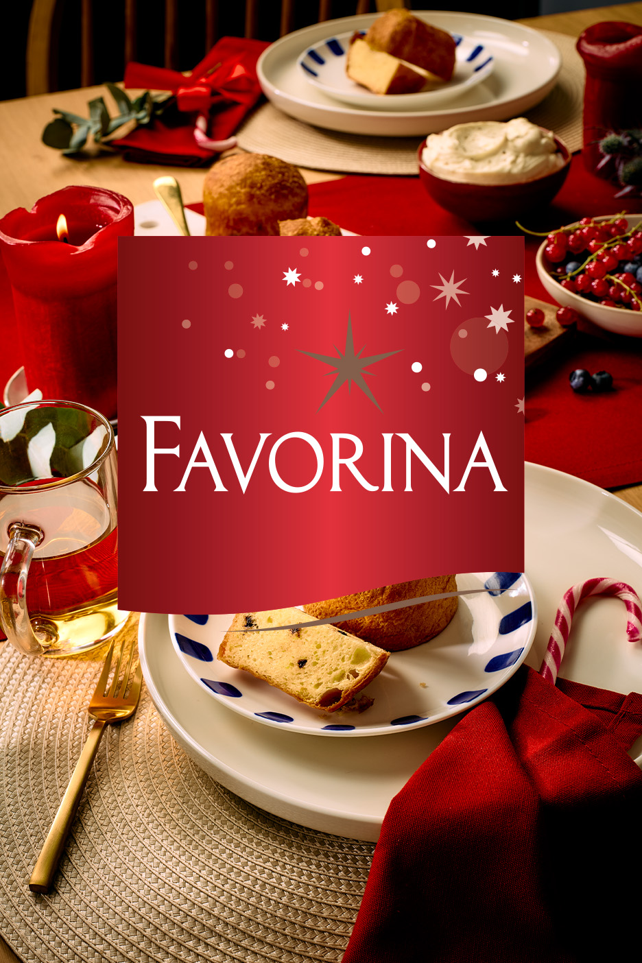 Masa de Crăciun cu panettone, fructe de pădure, lumânări și textul „FAVORINA”.