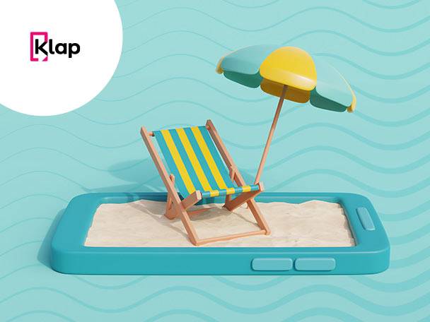 Scaun de plajă și umbrelă pe un telefon mobil, tematică vacanță.