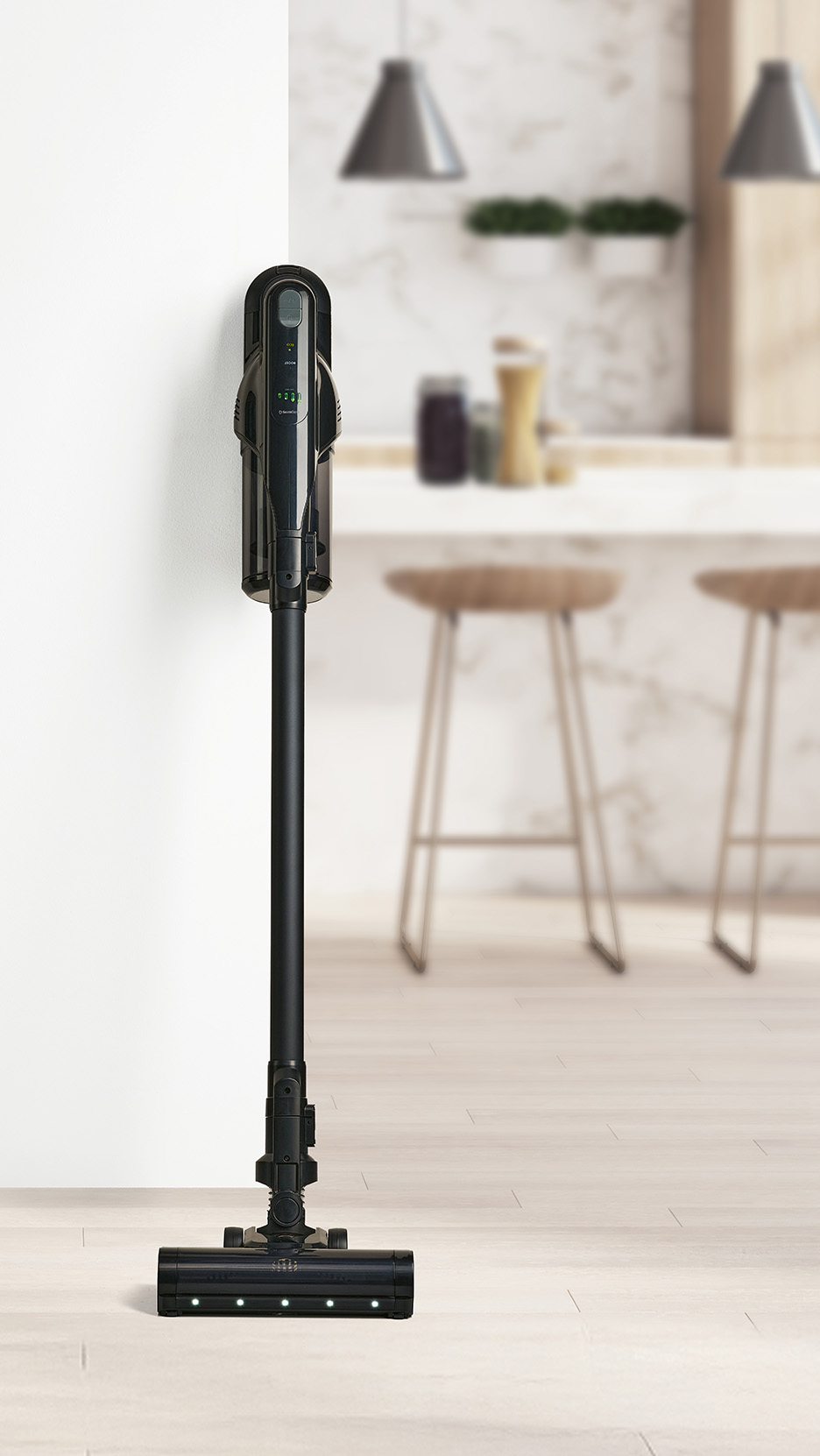 Aspirator vertical negru, fără fir, cu lumini LED, într-o bucătărie modernă.