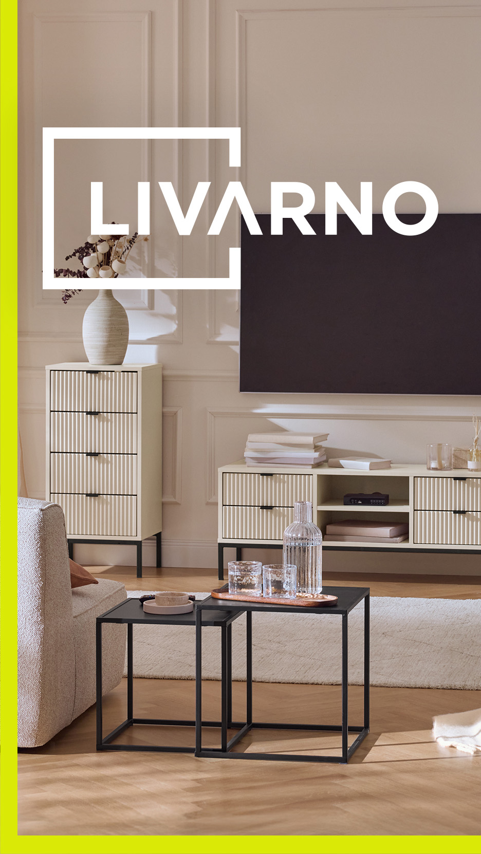 Living cu dulapuri crem, masă TV, măsuțe de cafea negre și textul „LIVARNO”.